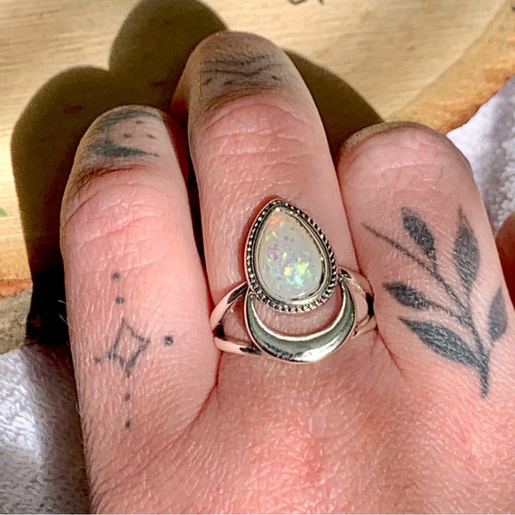 🌙 Mythical Crescent Moon Bright Shiny CZ Opal Tear Drop Unique Ring Size 9 - Picture 5 of 7